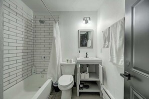 Douche, sèche-cheveux, serviettes fournies