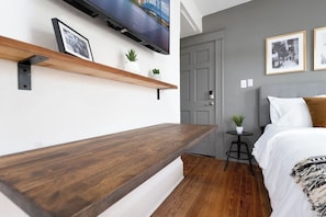 1 habitación, escritorio, tabla de planchar con plancha y wifi