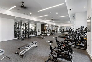 Fitness facility - Modern Unit in DT | Pool+Gym+WD+Parking+Balcony (Charlotte)