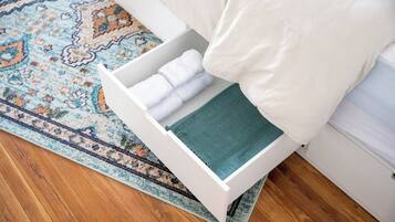 1 habitación, escritorio, tabla de planchar con plancha y wifi