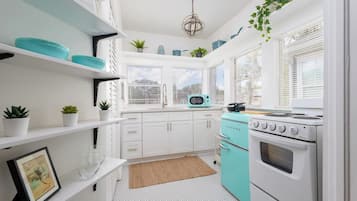 Een koelkast, een magnetron, een oven, een kookplaat