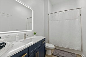 Bathroom - Near CPCC & light Rail | Pool, Gym, W/D & Parking (Charlotte)