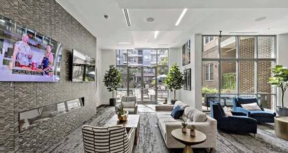 Near CPCC & light Rail | Pool, Gym, W/D & Parking