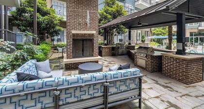 Near CPCC & light Rail | Pool, Gym, W/D & Parking