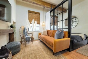 1 bedroom, desk, iron/ironing board, WiFi - Wabi-Sabi Inspired Studio w Bikes, Walk to River (Jacksonville)