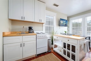 Fridge, microwave, oven, stovetop - The Urban Sanctuary - Walkable Riverside w/ Bikes (Jacksonville)
