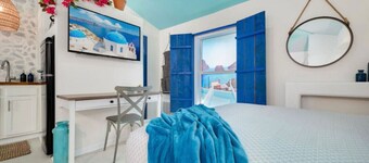 A Santorini Escape w Bikes in Walkable Riverside