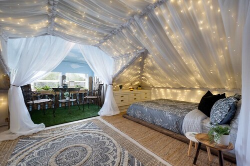 Magical Midsummer Night Glamping Loft w Bikes