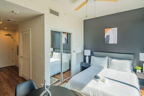 Tabla de planchar con plancha, wifi y ropa de cama