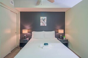 1 habitación, tabla de planchar con plancha, wifi y ropa de cama