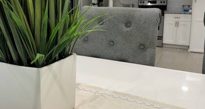 Modern, cozy 3-bedroom cottage near airport