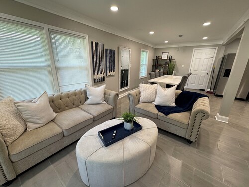 Modern, cozy 3-bedroom cottage near airport