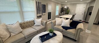 Modern, cozy 3-bedroom cottage near airport