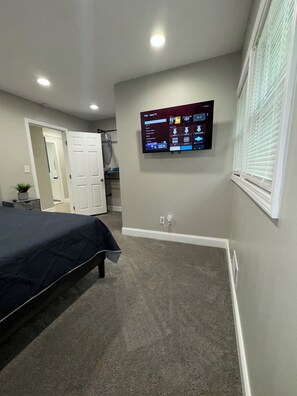 3 slaapkamers, een strijkplank/strijkijzer, wifi, beddengoed