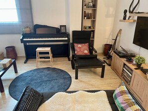 Family Apartment, City View | Living area | Flat-screen TV - Aux Nuits de Miel - Marrakech (Marrakech)