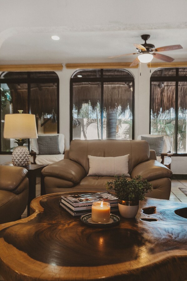 Smart TV, books, stereo - Casa La Buena Vida Villa steps from the beach with a Pool! +Bikes (Puerto Morelos)