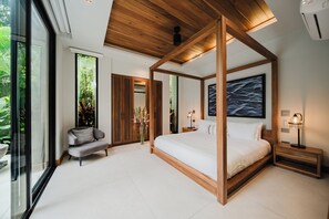 Une chambre moderne avec un lit à baldaquin, un coin salon avec un fauteuil et une grande fenêtre.