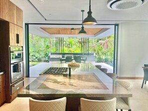 Mikrobølgeovn, ovn, kokeplater og oppvaskmaskin