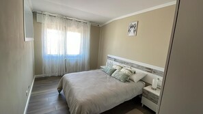 2 habitaciones, tabla de planchar con plancha, wifi y ropa de cama 
