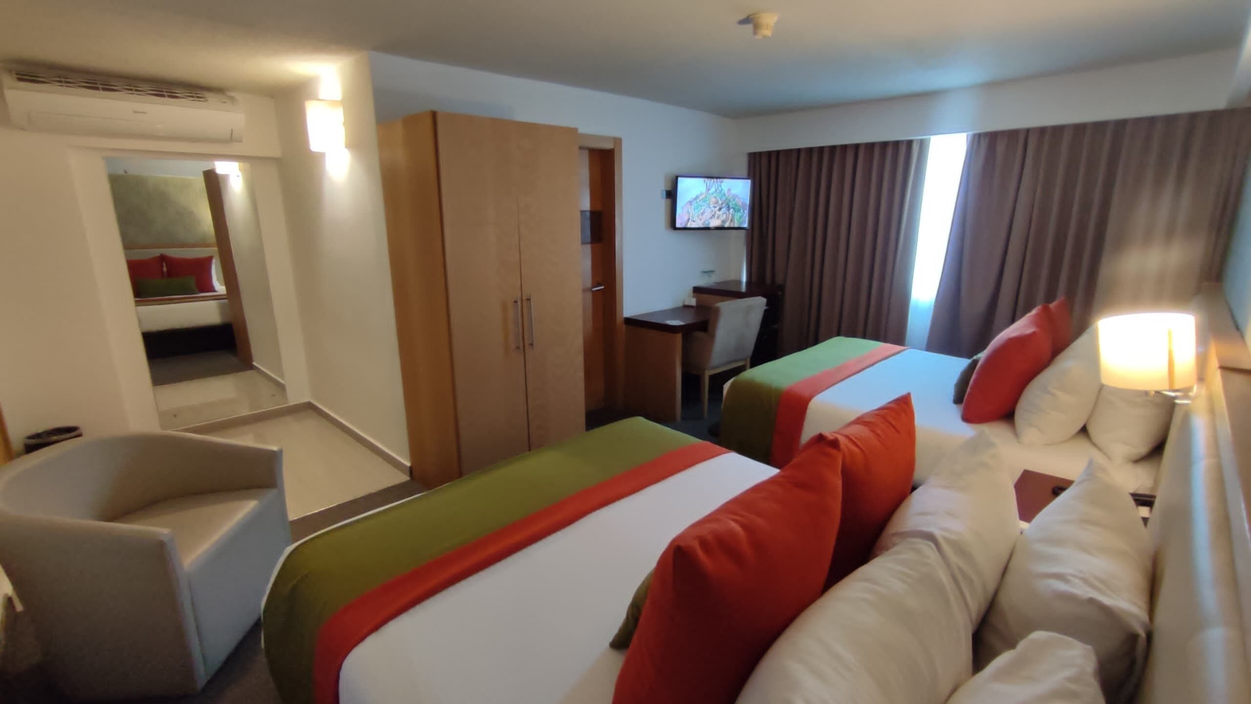 Caja de seguridad en la habitación y escritorio 