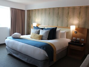 Luxe kamer | Een kluis op de kamer, een bureau, een strijkplank/strijkijzer