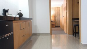 A kitchen with a refrigerator, cabinets, and a coffee maker. - Hesperia Maracay (Maracay)