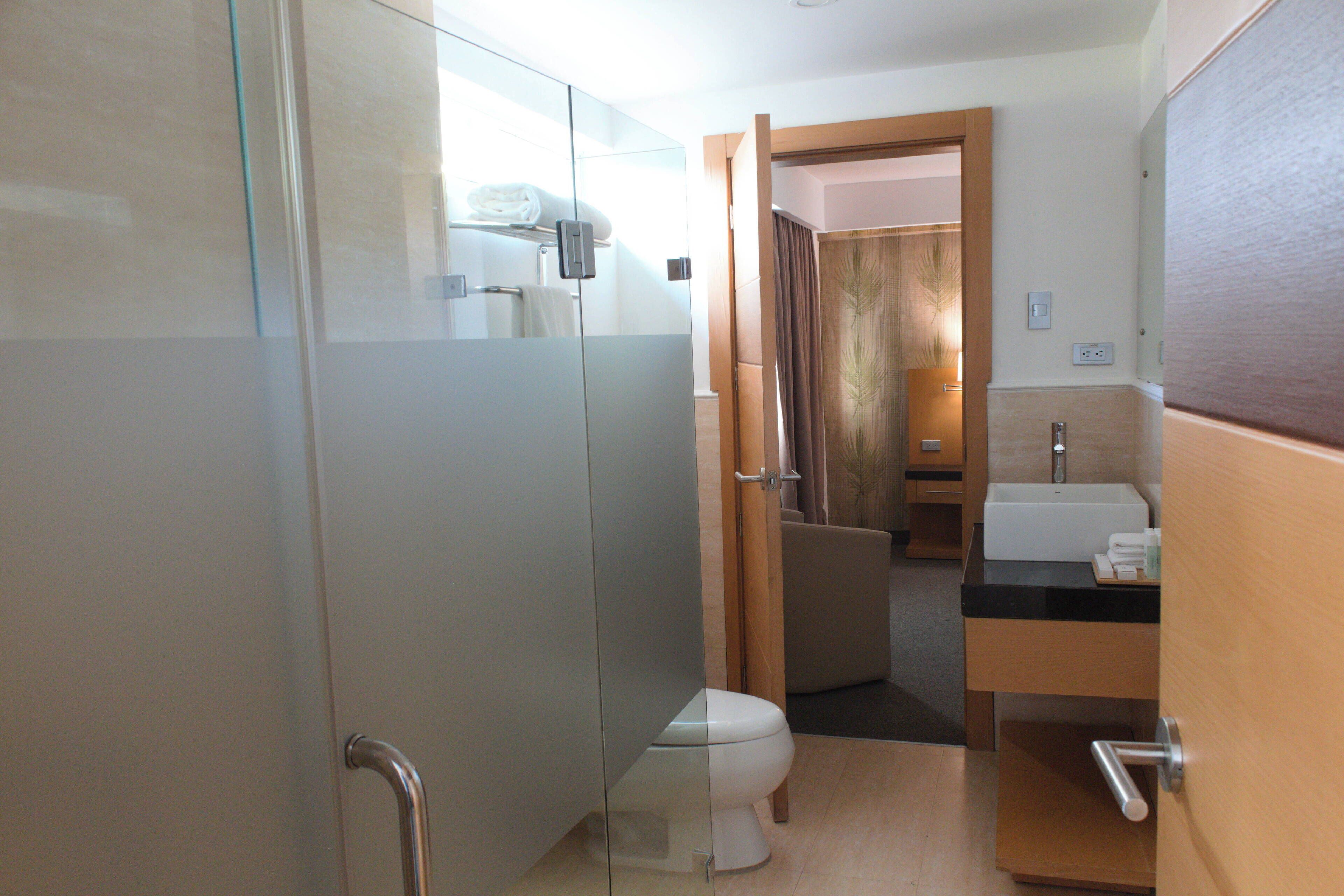 Ducha, toallas, jabón, shampoo