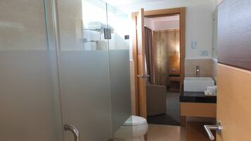 豪華套房 | 浴室 | 淋浴設備、毛巾、肥皂、洗髮精