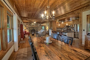 Dining - Charming 5-bedroom cabin just outside Hayward near OO, Tiger Cat,and Spider Lake (Hayward)