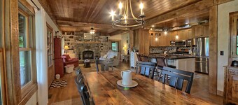Charming 5-bedroom cabin just outside Hayward near OO, Tiger Cat,and Spider Lake