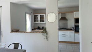 Fridge, microwave, oven, stovetop - Bright, quiet house in La Forêt Fouesnant  (La Forêt-Fouesnant)
