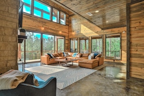 TV, fireplace - Luxury Cabin*Hot Tub*Fire Pit*Slide*Rock Wall (Broken Bow)