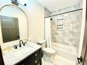 シャワー、タオル、石鹸、トイレットペーパー