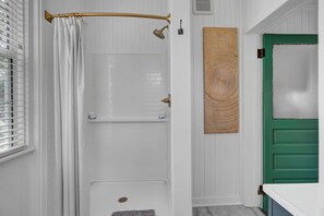 Douche, sèche-cheveux, serviettes fournies, savon