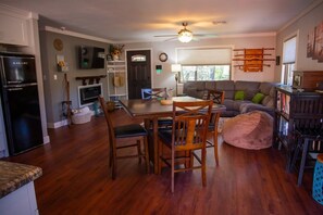 Télévision, cheminée, livres, médiathèque