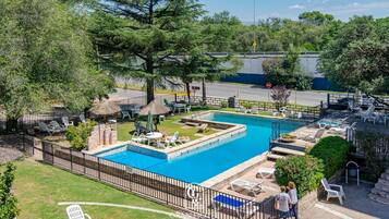 Una piscina al aire libre de temporada