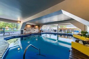 Una piscina al aire libre de temporada