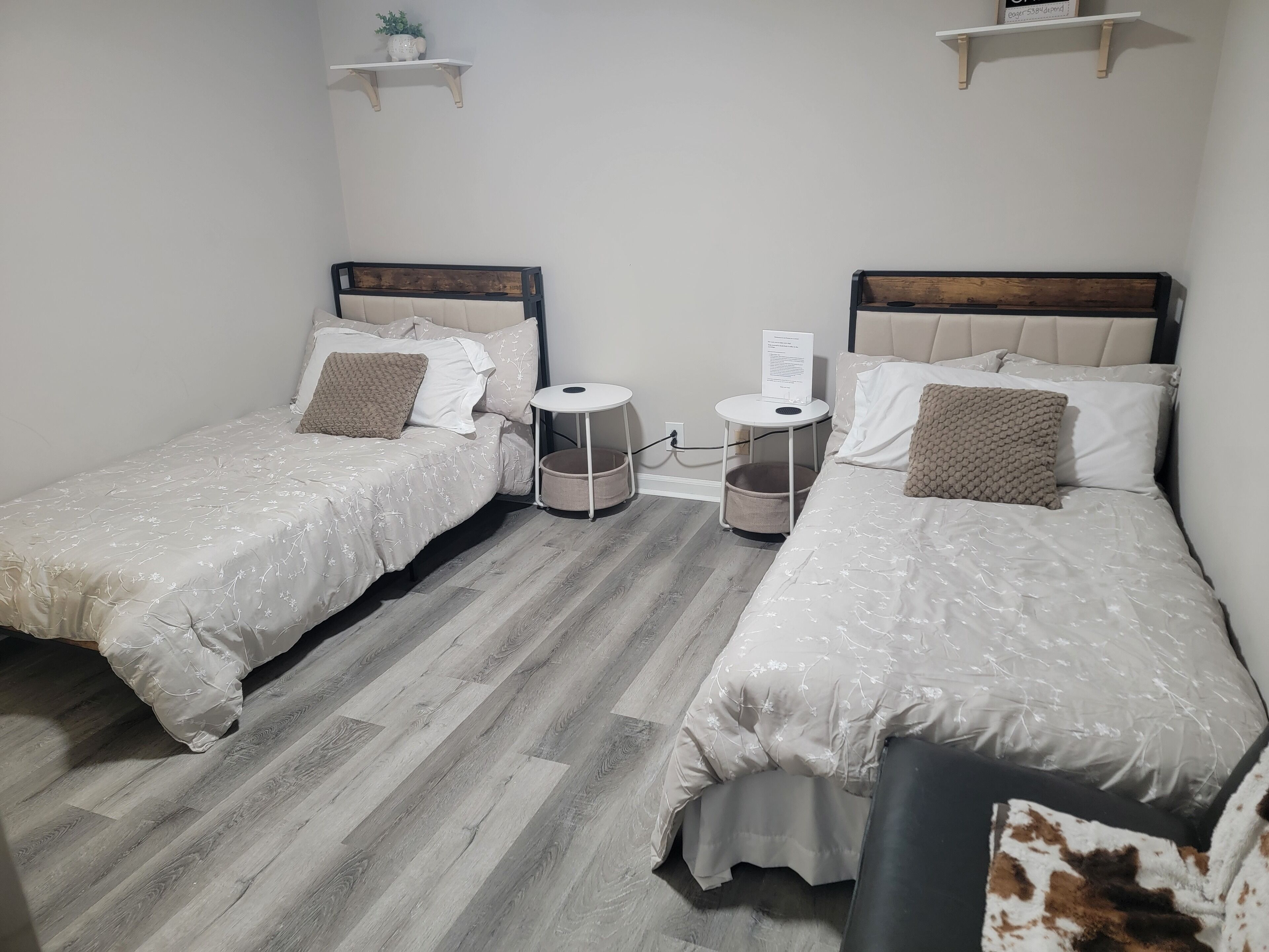 Cozy 1-bedroom in house on 2 acres with WiFi, AC