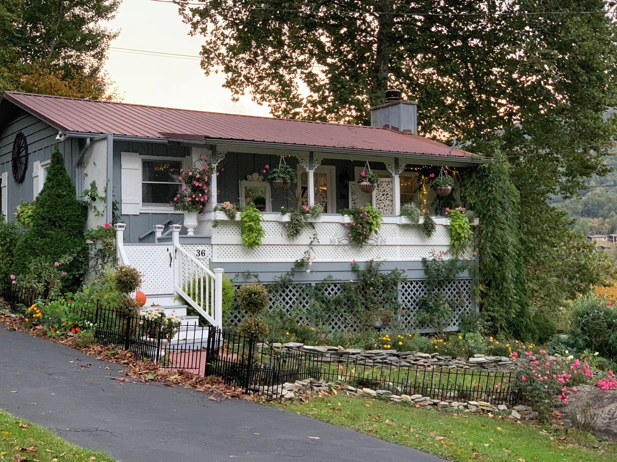 Charming 2 BR cottage, mountain view/backyard creek in beautiful Maggie Valley