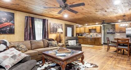 Stockyards Cowboy Lodge - 1/8 mi to Stockyards-Sleeps up to10-add 11 next door!