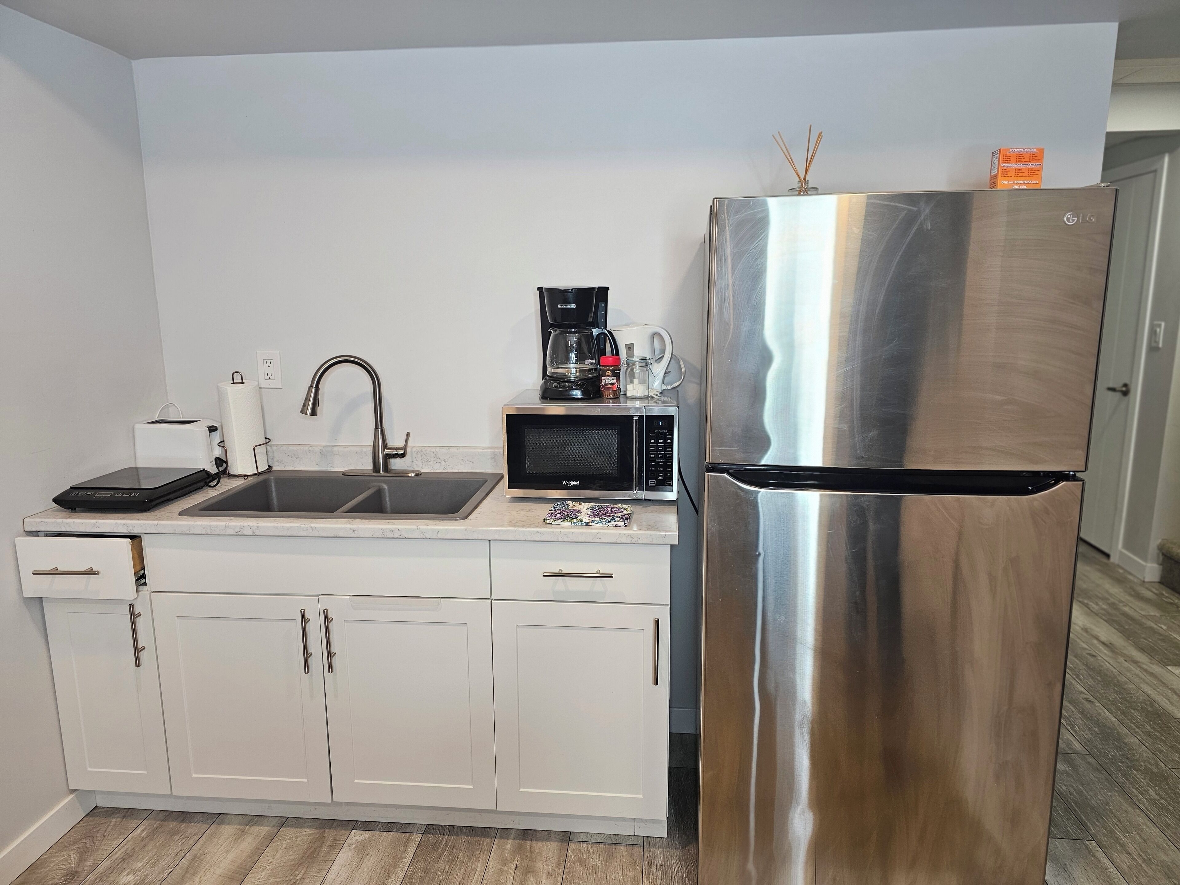 Refrigerador, microondas, placa de cocina, cafetera/tetera