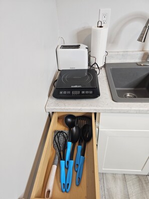 Fridge, microwave, stovetop, coffee/tea maker