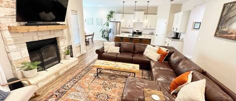 Smart-TV, Kamin, Bücher