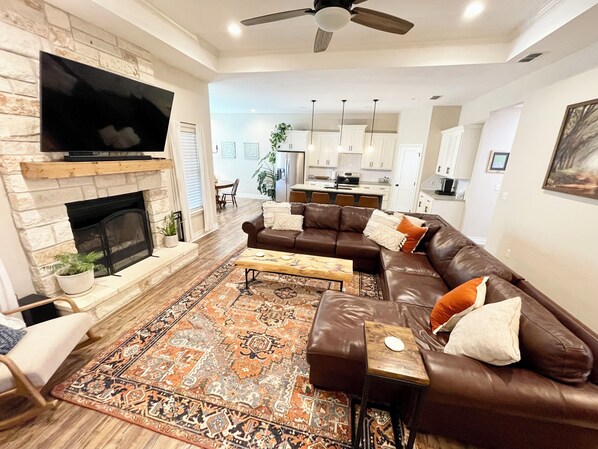 Smart TV, fireplace, books - Charming and brand new 3 bedroom home in quiet neighborhood near ACU and HSU (Abilene)