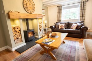 TV, fireplace - Millfield Cottage – Moors Retreat with Garden Views (Stokesley)