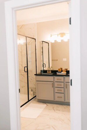 Shower, hair dryer, towels, soap - Cozy, Clean Home for Family or Friends (Bowling Green)
