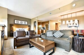 Televisie, een dvd-speler en een kantoor