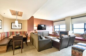 Televisión, reproductor de DVD y oficina 