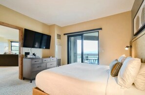 Safe på rommet, strykejern/-brett og reiseseng for barn