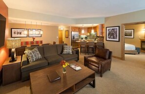 Fernseher, Kamin, DVD-Player, Arbeitsbereiche